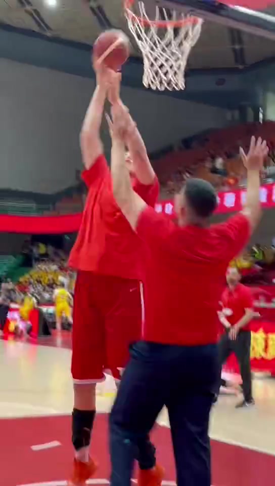 一伸手就碰到篮筐了😮张子宇迎家乡济南首秀 赛前对抗投篮热身